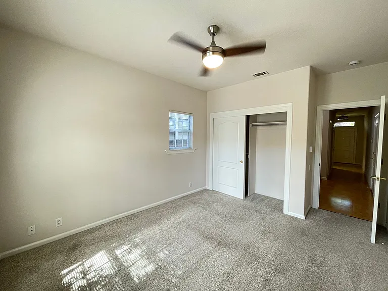 Exceptionally Spacious and Modernized 2x2 Townhouse w/Garage and Washer/Dryer Hookups! — Photo 35