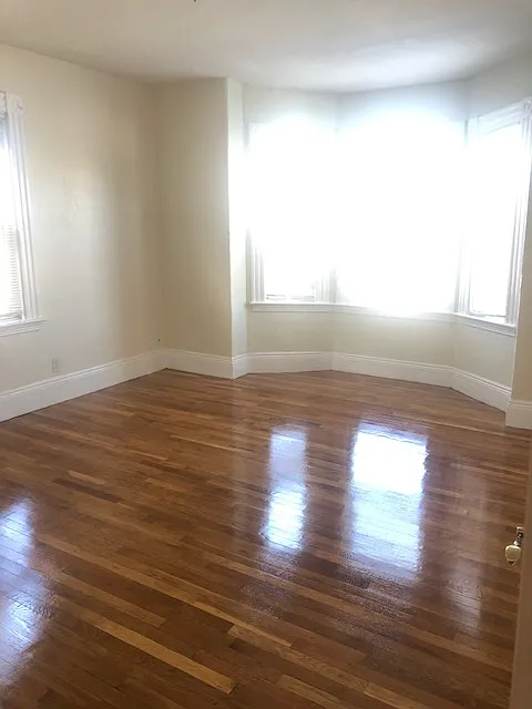 3 bed, 1200 sqft, $3,400 — Photo 2