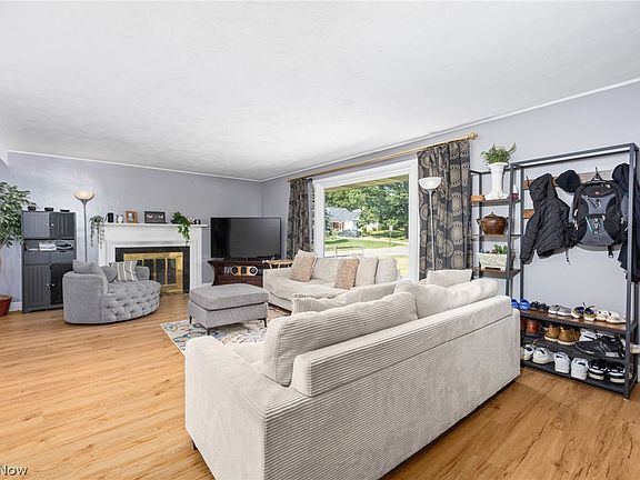 5th image of 887 Arlington Ave