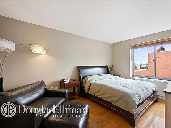 4th image of 555 W 23rd St