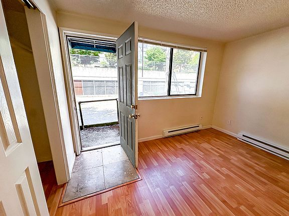 5th image of 5241 15th Ave NE APT 10