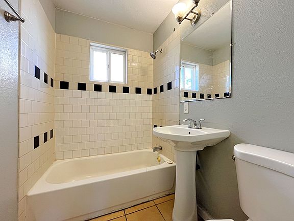 4th image of 604 Alcazar St SE #D