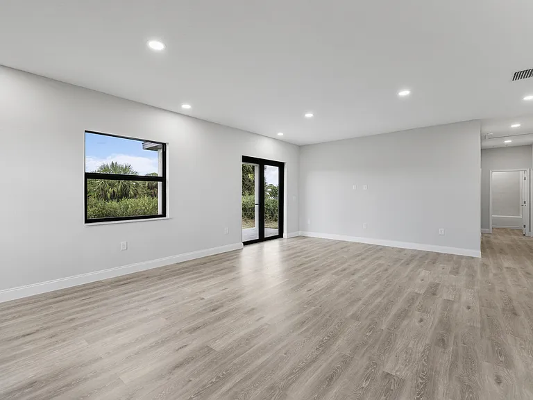 727 Cane St E — Photo 16