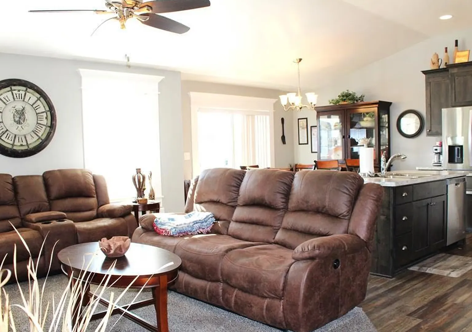 Spacious Modern 6 Bed 3 Bath Home In Iona! — Photo 4