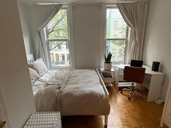 4th image of 92 Clay St Floor 2