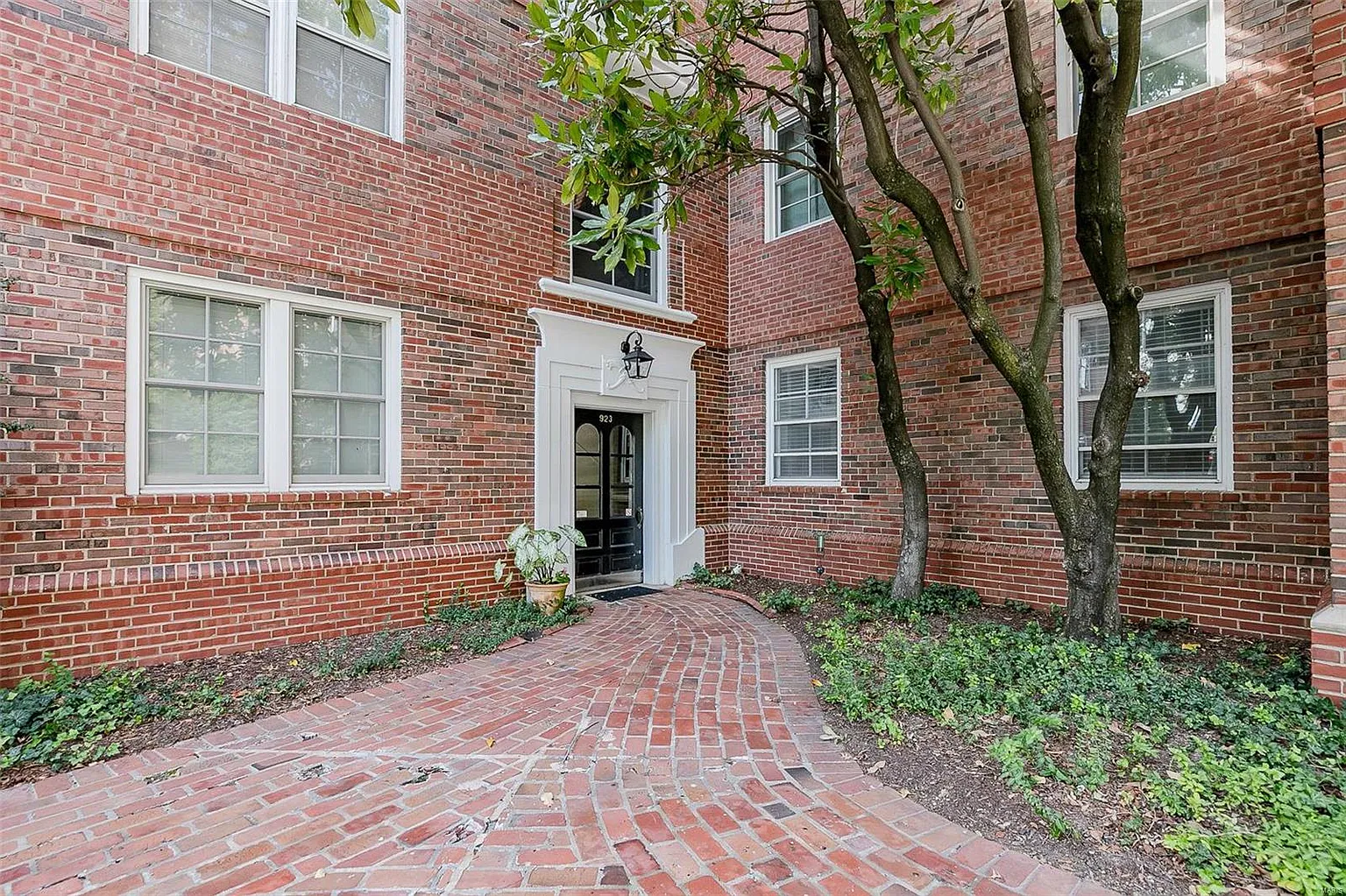 923 S Hanley Rd APT B photo 1