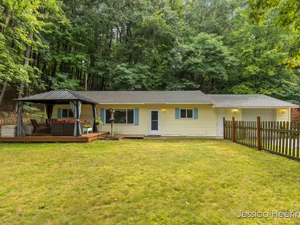 13900 Weeks Dr NE, Greenville, MI 48838