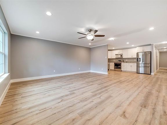 4th image of 2840 Oakdale St