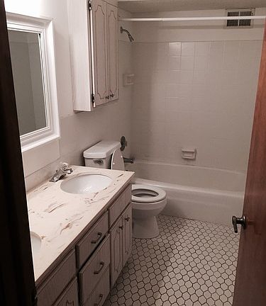 4th image of 7209 Glouchester Dr #A