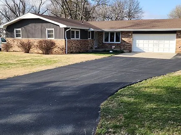 520 North Dr, Mt Zion, IL 62549