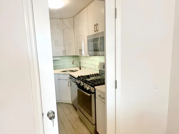 61-20 Grand Central Parkway image 8 of 13