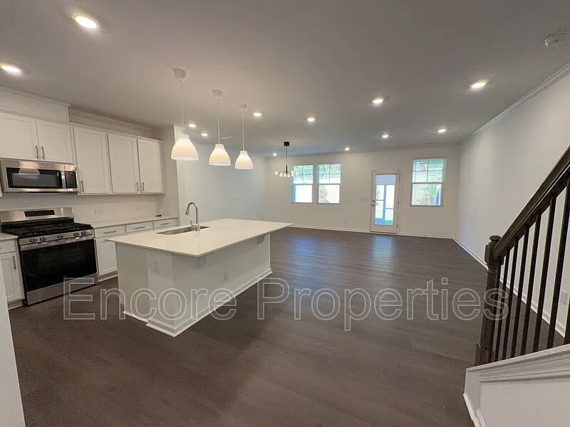 3 bed, 2.5 bath, 1792 sqft, $2,200 — Photo 4