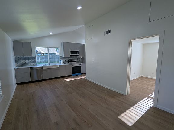 4th image of 1003 North St