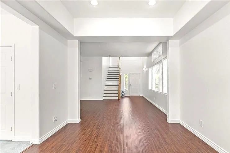 9123 Weeping Hollow Ave — Photo 10