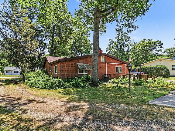 3rd image of 635 Glengary Rd
