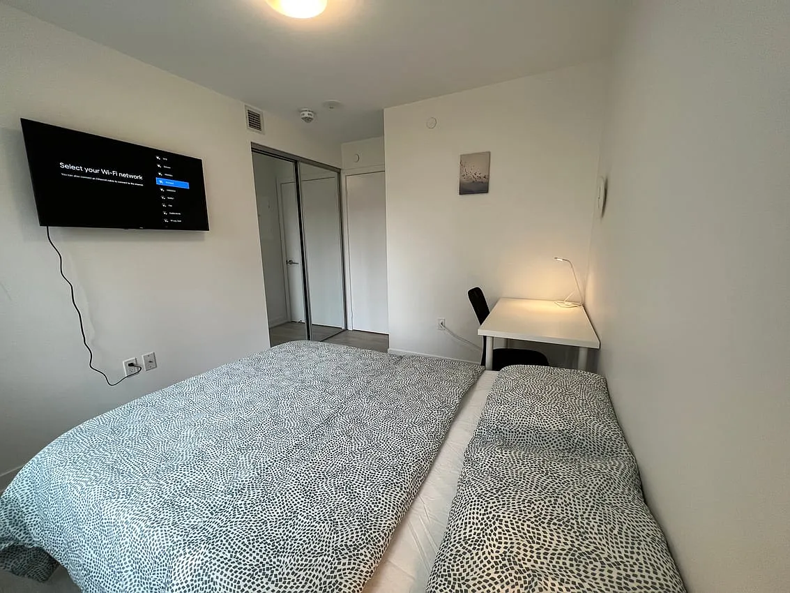 Deluxe Room - Dunfield Ave & Eglinton Ave E — Photo 2