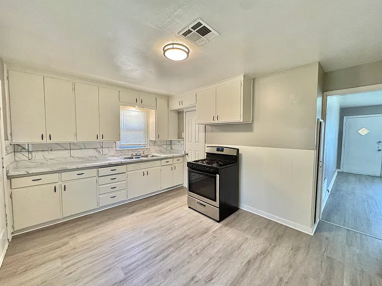 252 E Coe Dr — Photo 10