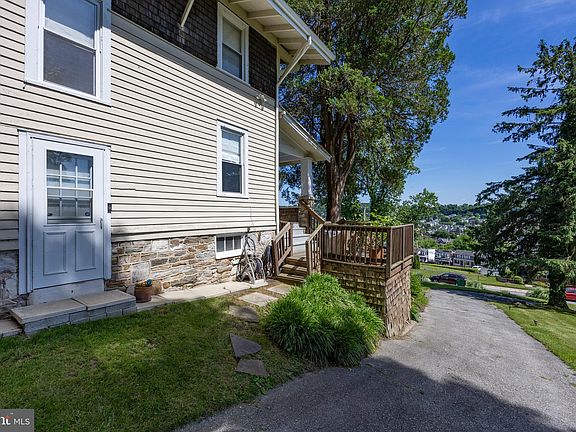 4th image of 527 Cedar St
