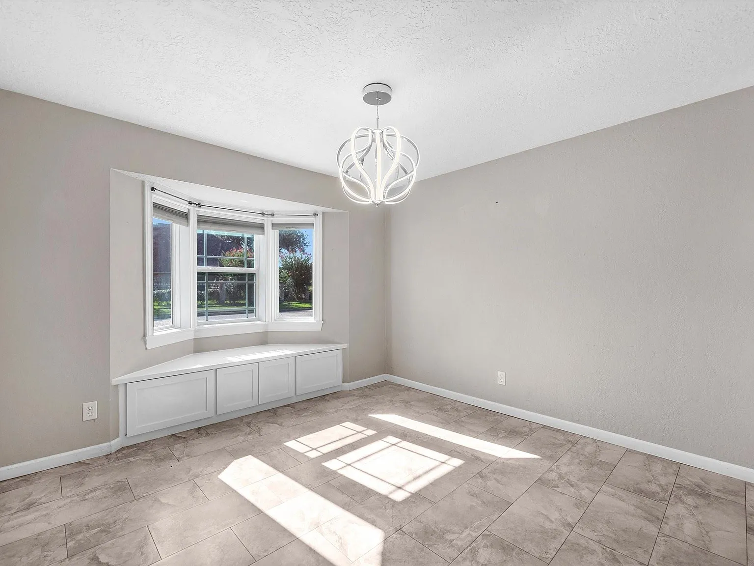 4 bed, 2.0 bath, 2153 sqft, $2,400 — Photo 4