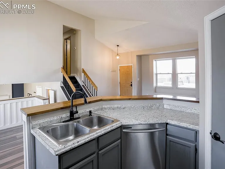 925 Tammany Dr — Photo 2