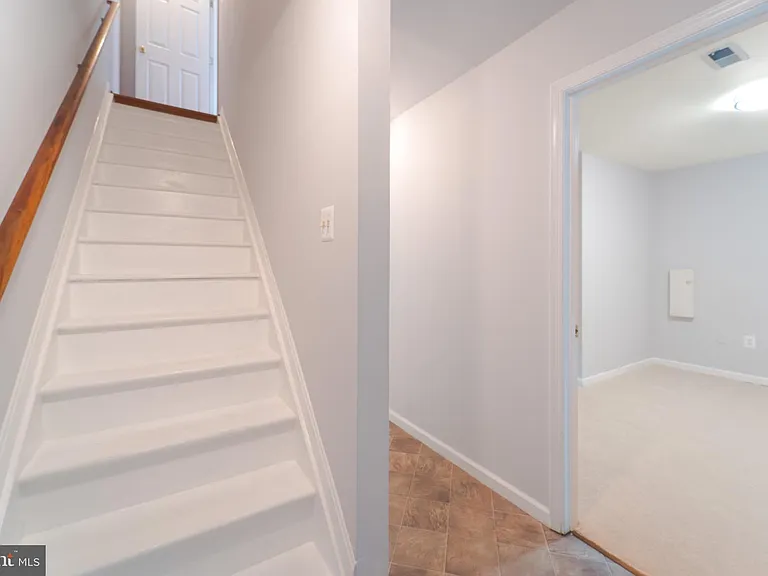 413 Lakeview Ct — Photo 21