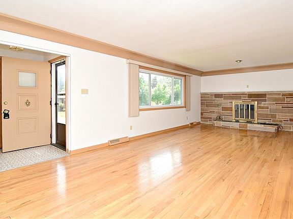 3rd image of 1313 Winhurst Dr