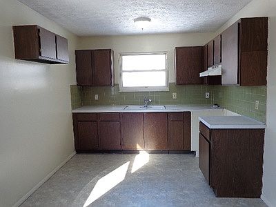 4th image of 890 Newton St