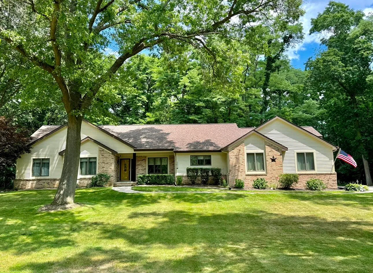 9855 Nabozny Dr photo 1
