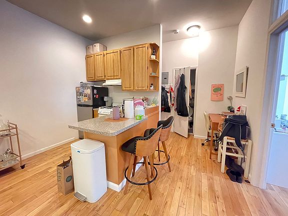 2nd image of 307 E 6th St APT 3b