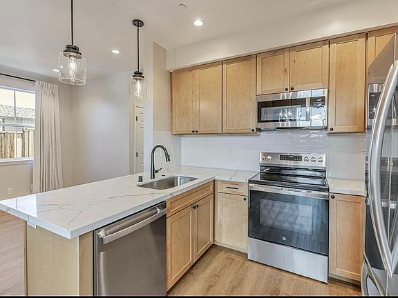 5th image of 305 Gurries Dr