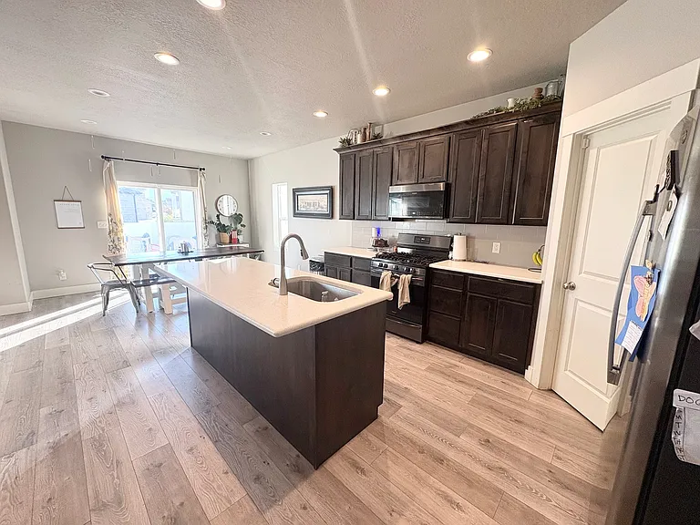 1128 N Coachman Ln — Photo 8