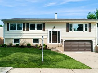 545 Estate Dr, Buffalo Grove, IL 60089