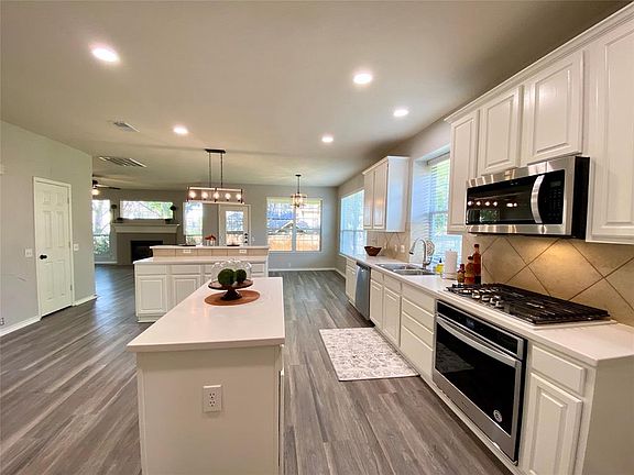 4th image of 905 Saint Eric Dr