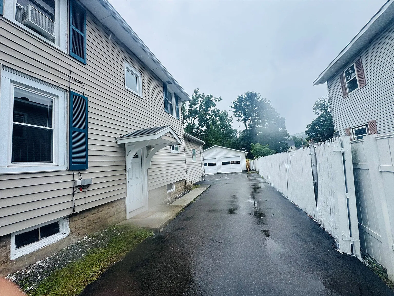 3 bed, 2.0 bath, 1821 sqft, $2,300 — Photo 2