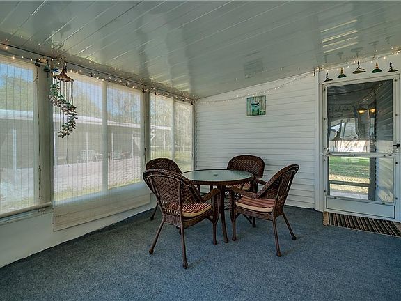 4th image of 538 Lazy Lake Dr E