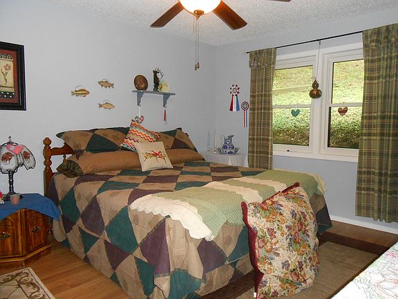 Large guest room w/king bed