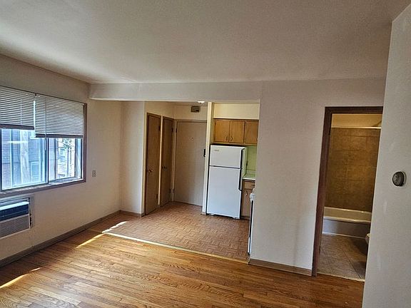 4th image of 1851 N Oakland Ave APT 19