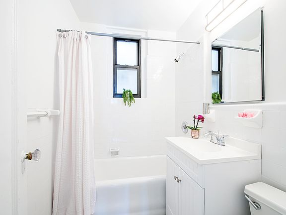 4th image of 20 W 72nd St #1005
