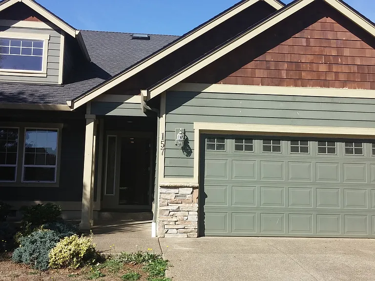 157 SW Chapman Ct — Photo 1