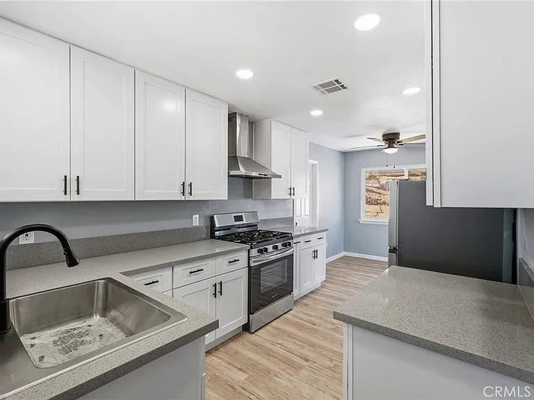 937 E Elizabeth St — Photo 6