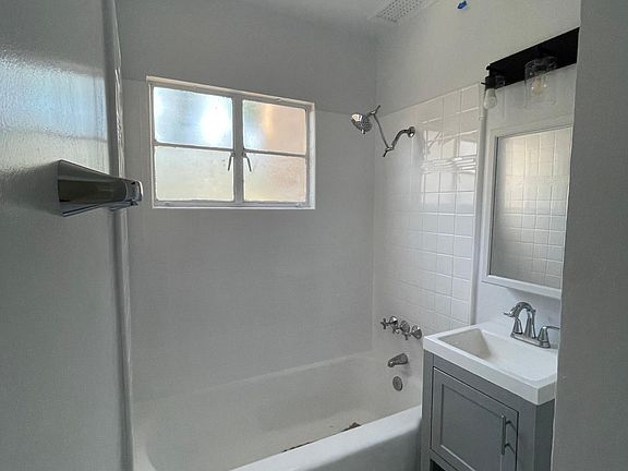 5th image of 1375 N Los Robles Ave #B