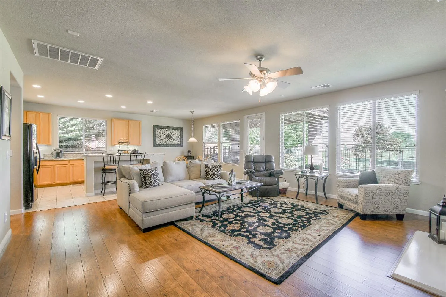 325 Pinnacle Ln photo 1