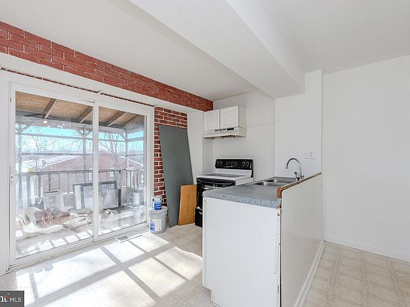5th image of 3861 Fairfax St