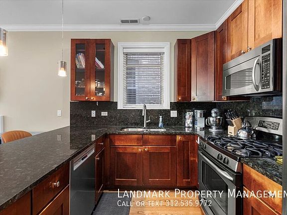 2nd image of 1024 N Hermitage Ave #2