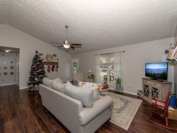 4th image of 952 Meadow Oaks Dr