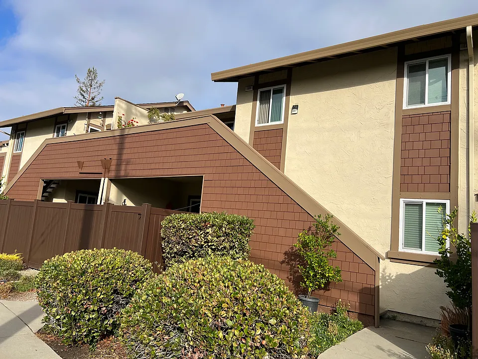 168 Hackamore Ln