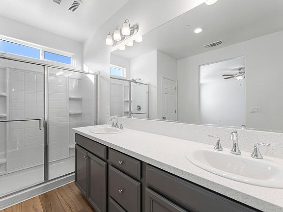 Groundfloor master suit bathroom