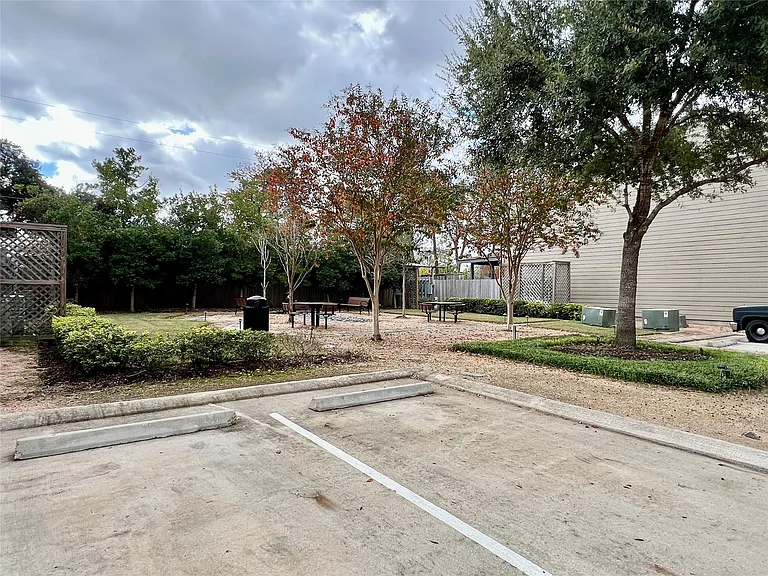 10916 Cannes Memorial Dr — Photo 36