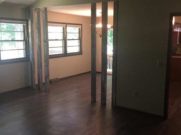 5th image of 1020 W Woodland Dr