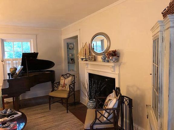 Livingroom, woodburning fireplace